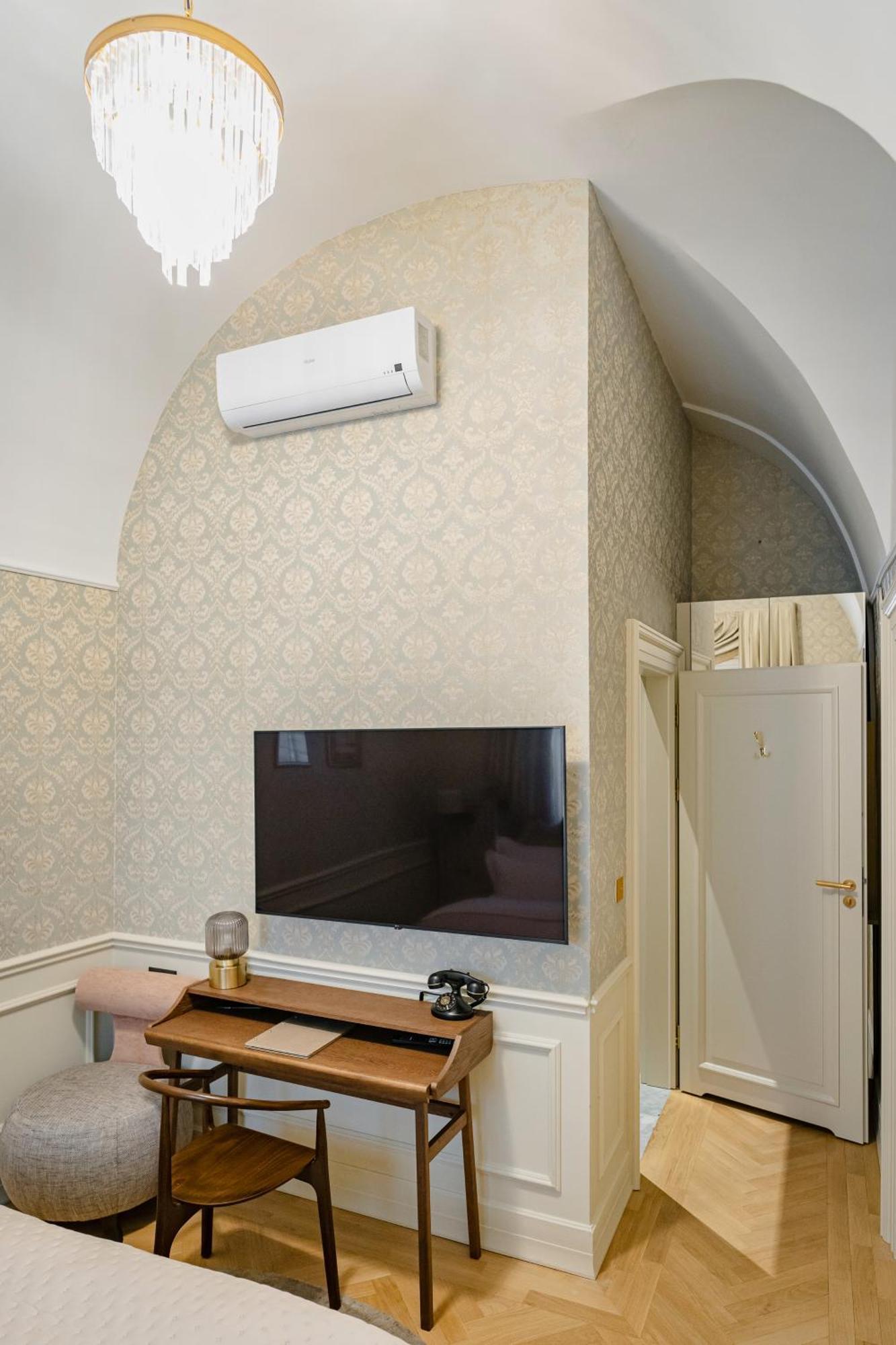Hotel Unicus Palace Old Town - Destigo 5*